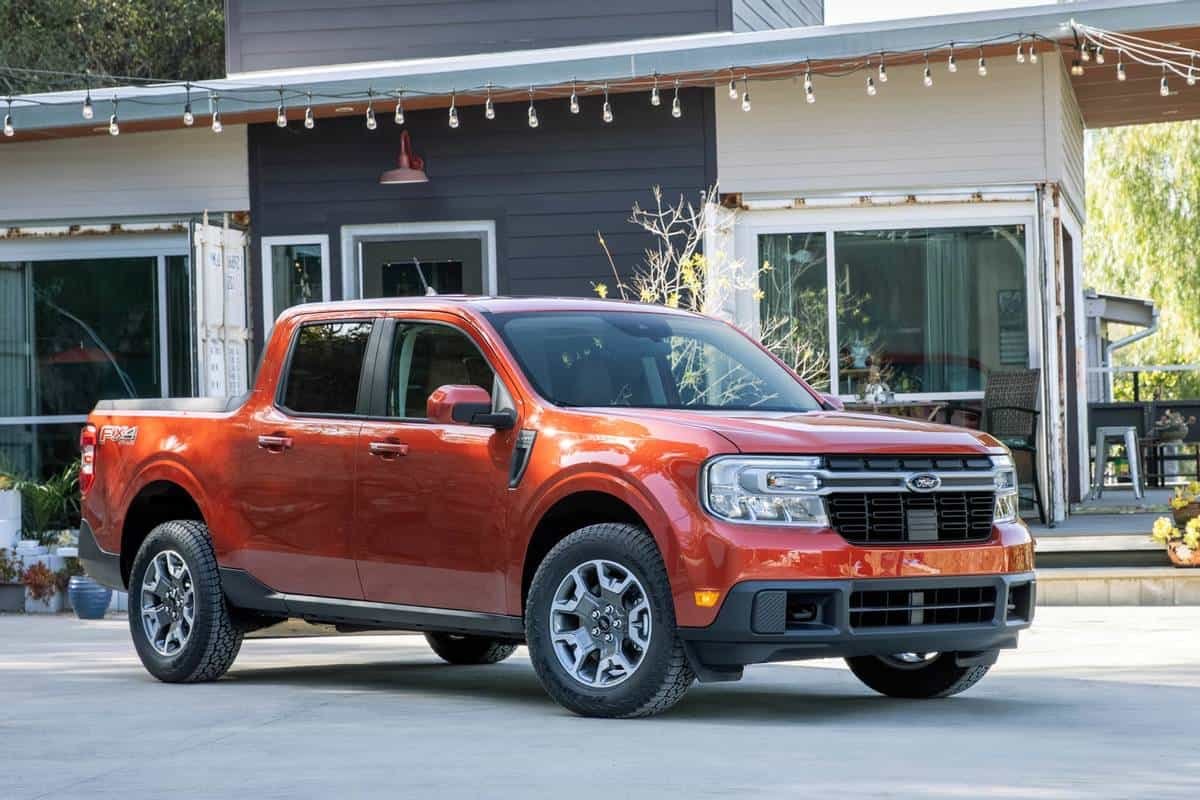ford-maverick-2l-ecoboost-awd-lariat-2022-oem-02-angle--exterior--front--red.jpg