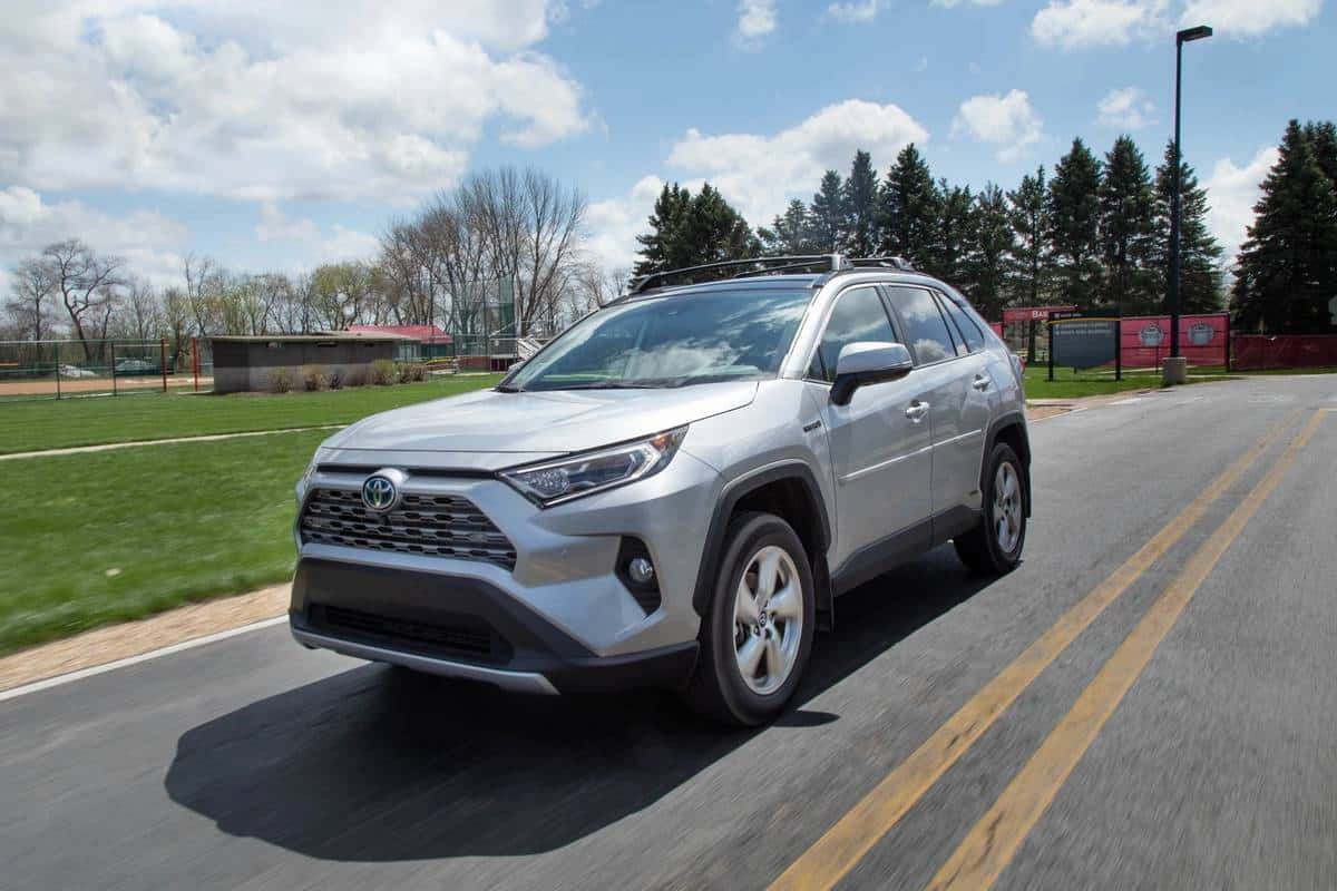 toyota-rav-4-hybrid-2021--01-angle--dynamic--exterior--front--silver.jpg