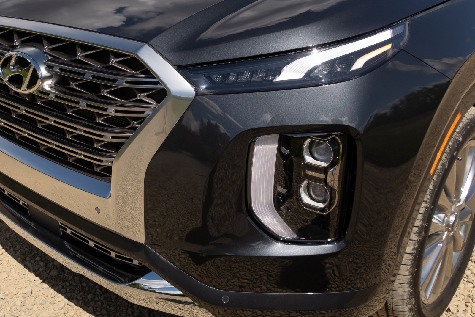 hyundai-palisade-2020-03-black--detail--exterior--front--headlights.jpg