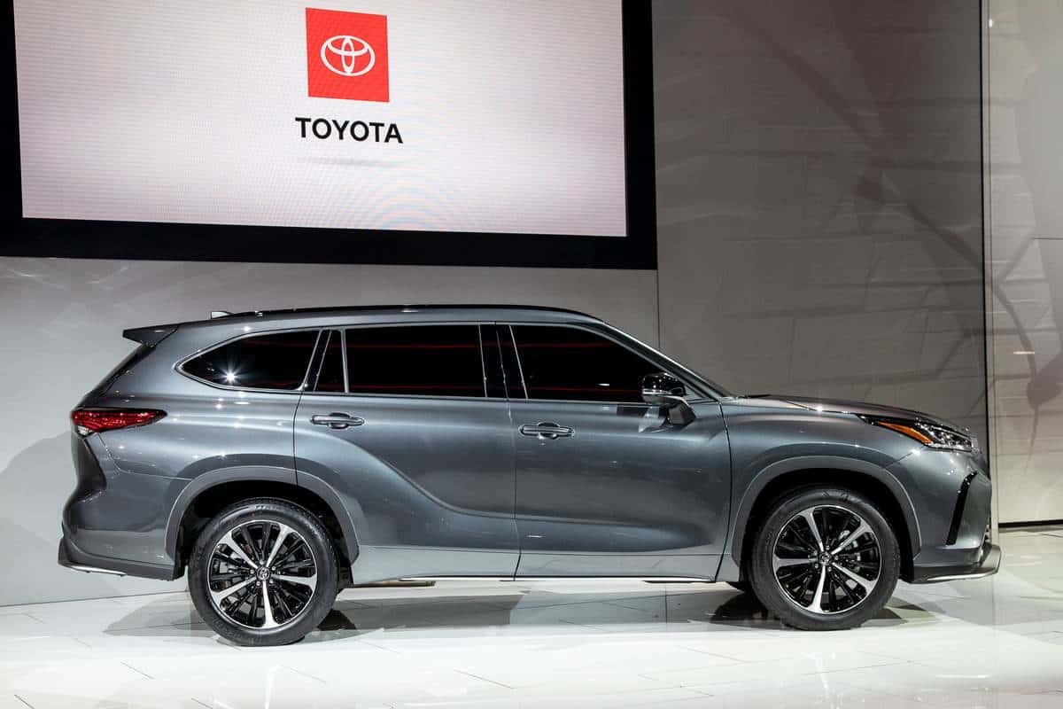 Toyota-highlander-2021-1-exterior--profile--silver.jpg