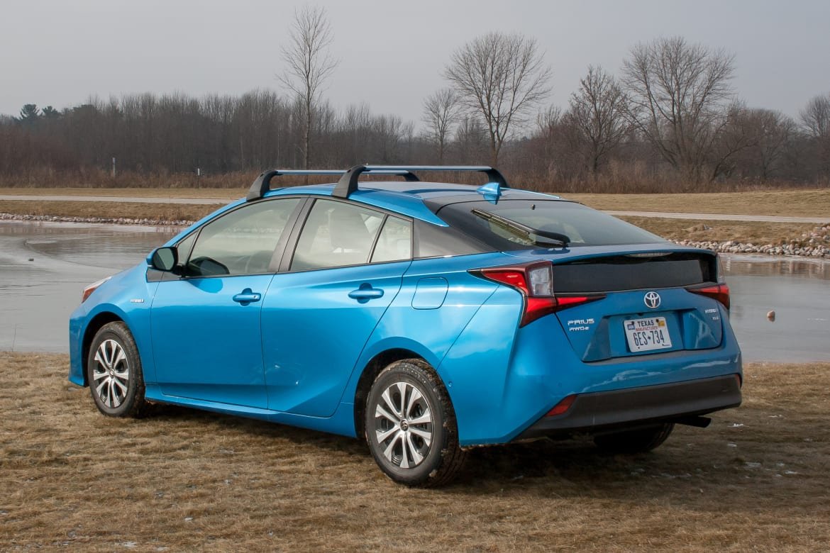 16-toyota-prius-2019-angle--blue--exterior--off-road--rear--snow