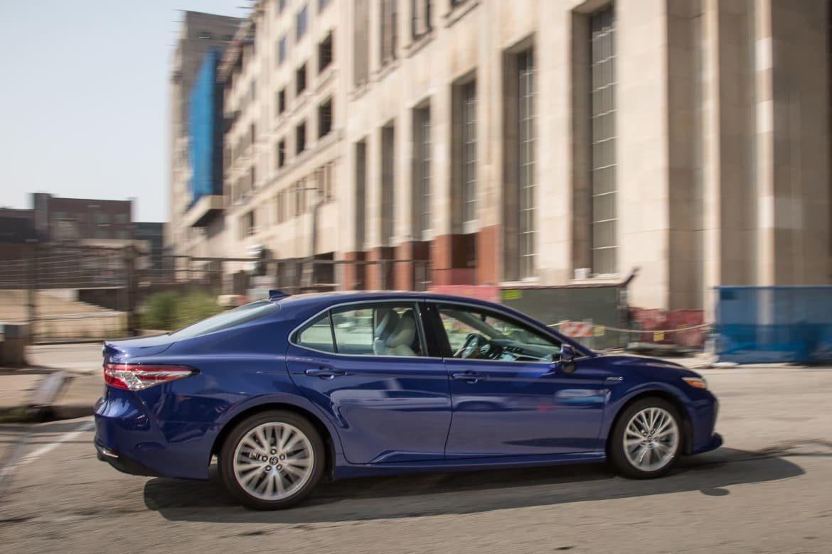 02-toyota-camry-hybrid-2018-blue--dynamic--exterior--profile.jpg