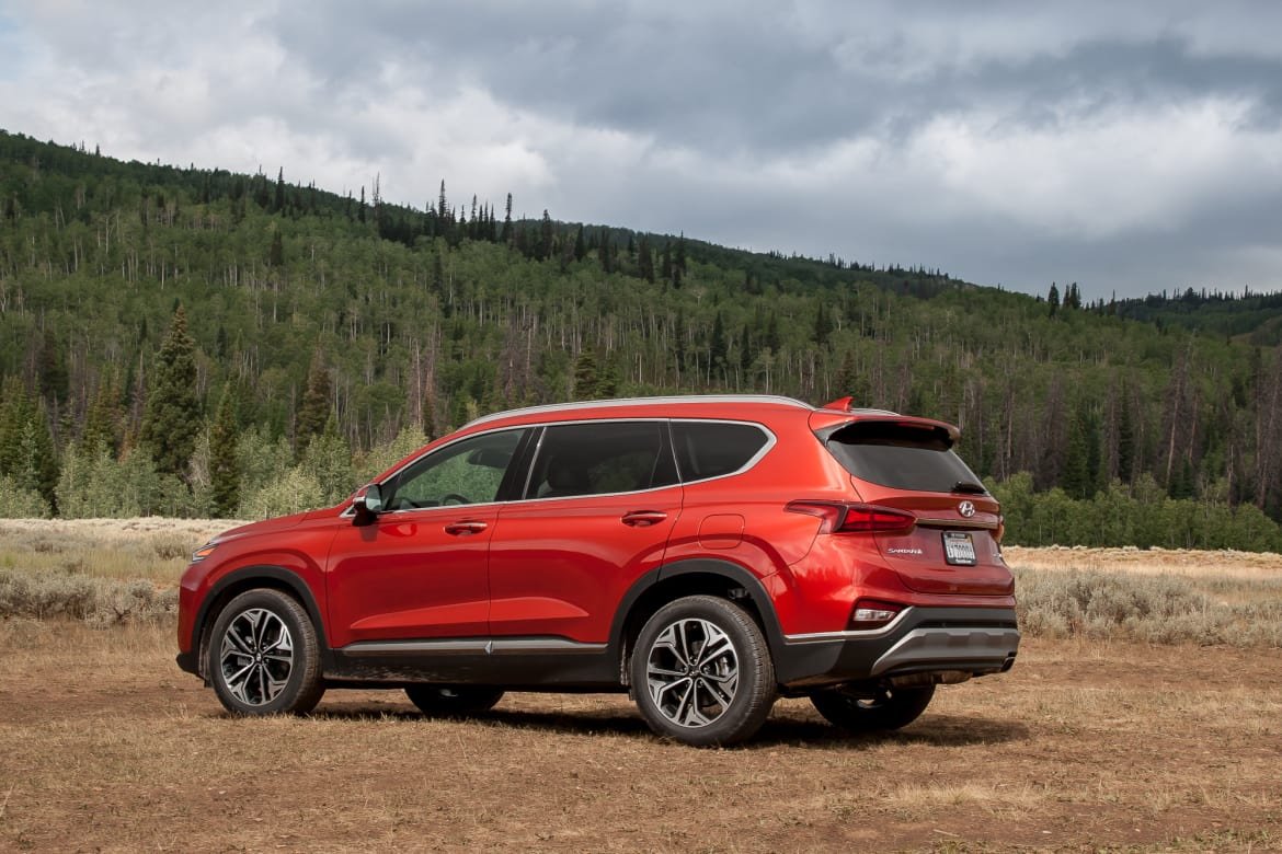 05-hyundai-santa-fe-2019-exterior--orange--rear-angle.jpg