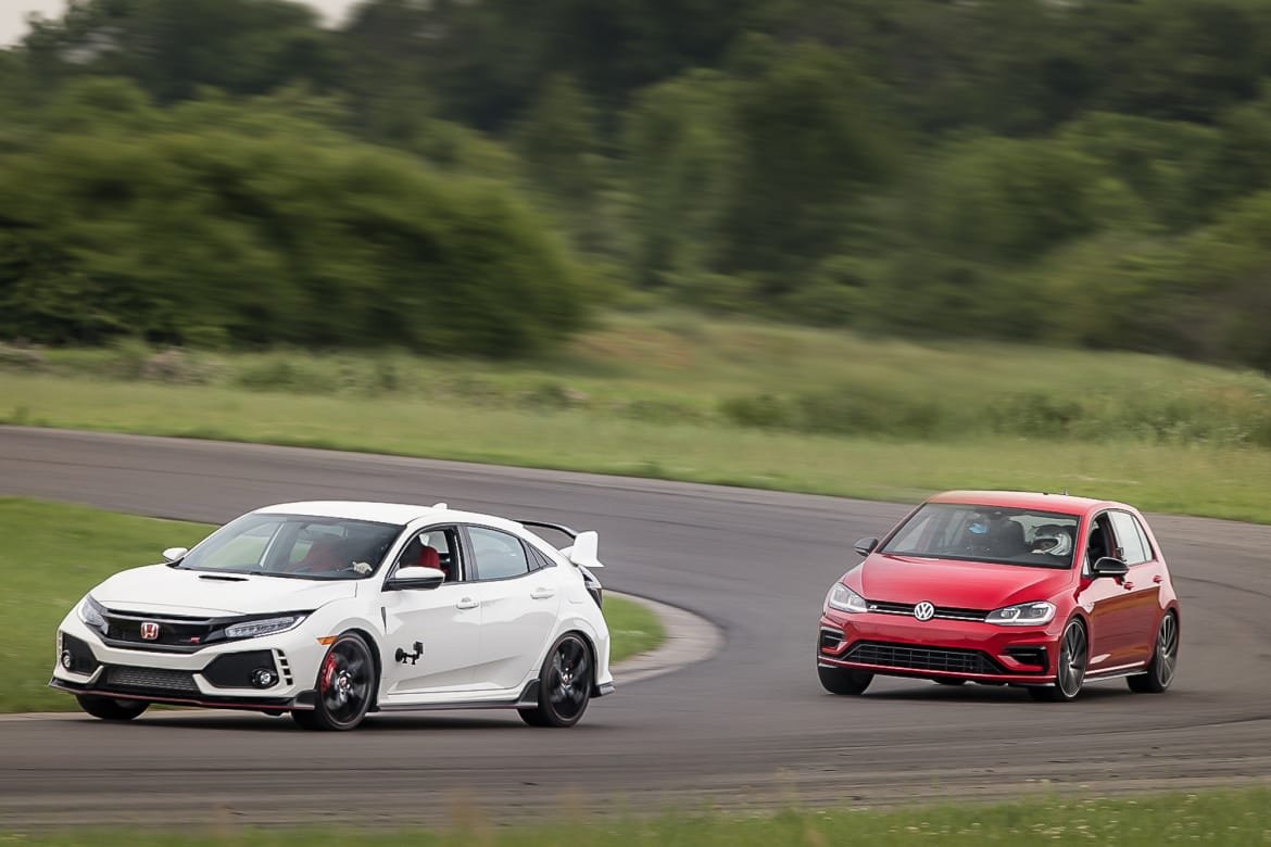01-honda-civic-type-r-vs-volkswagen-golf-r-2018-angle--dynamic--