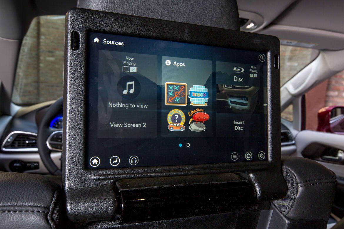 43-chrysler-pacifica-2017-entertainment--interior--rear.jpg
