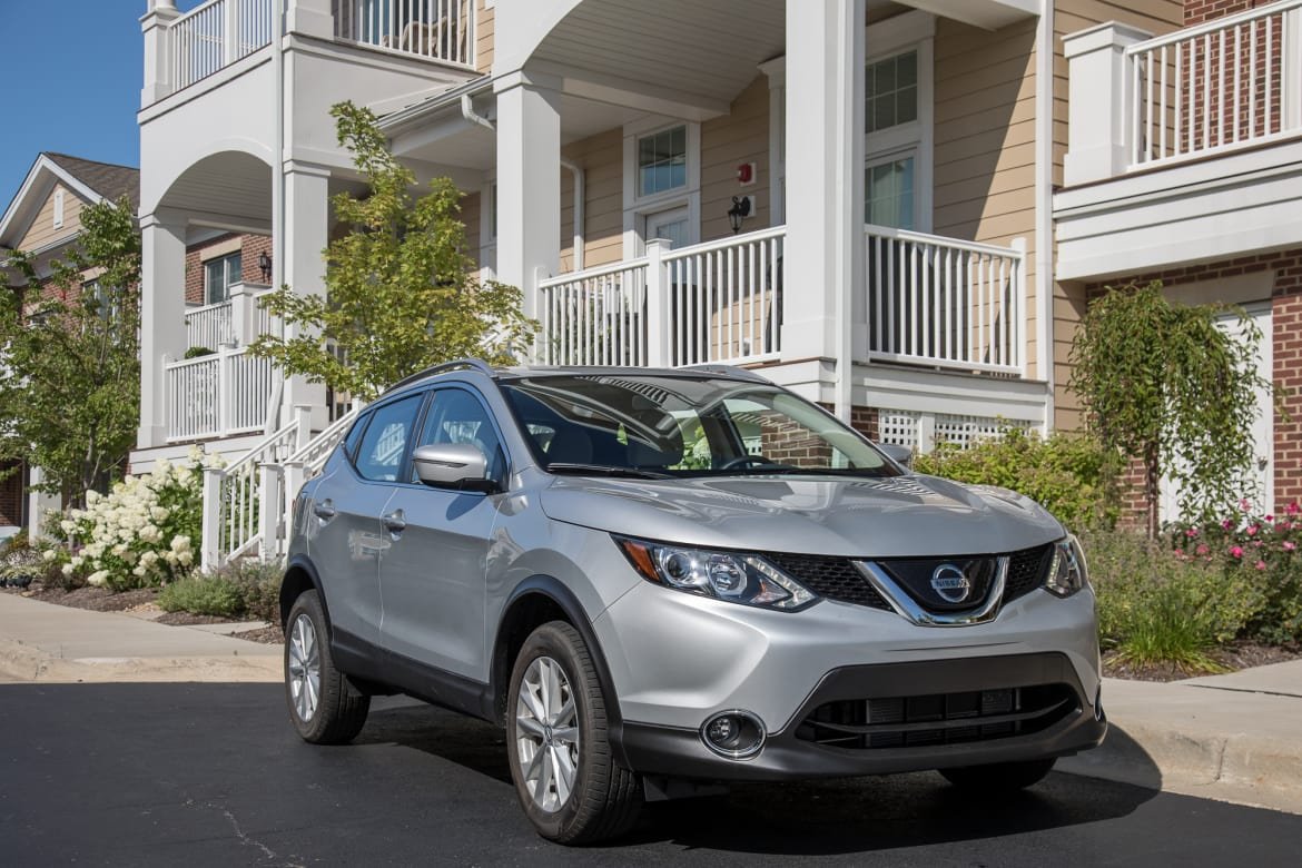 31-nissan-rogue-sport-sv-fwd-2018.5-angle--exterior--front--silv