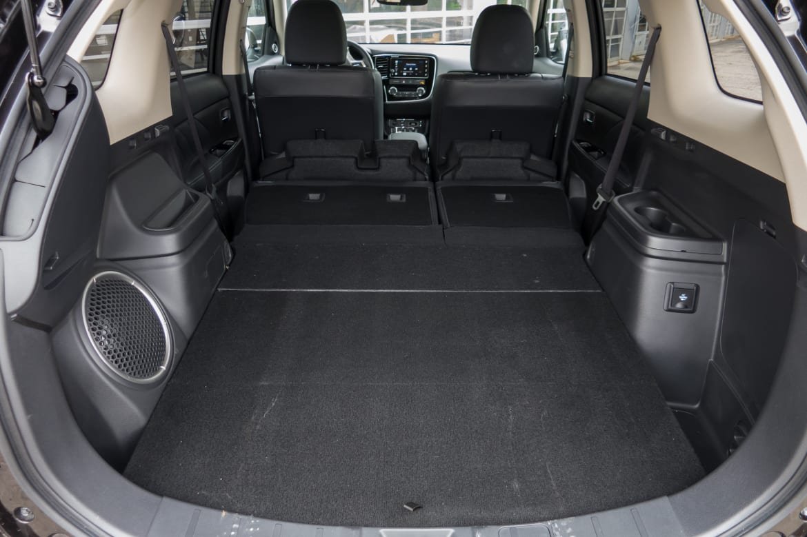 30-mitsubishi-outlander-phev-2018-folding-seats--interior--trunk