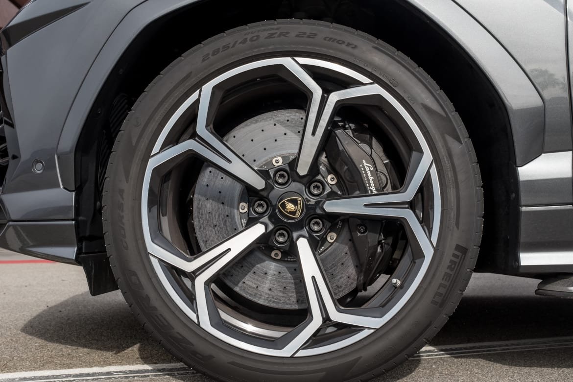 16-lamborghini-urus-2019-exterior--grey--wheel.jpg