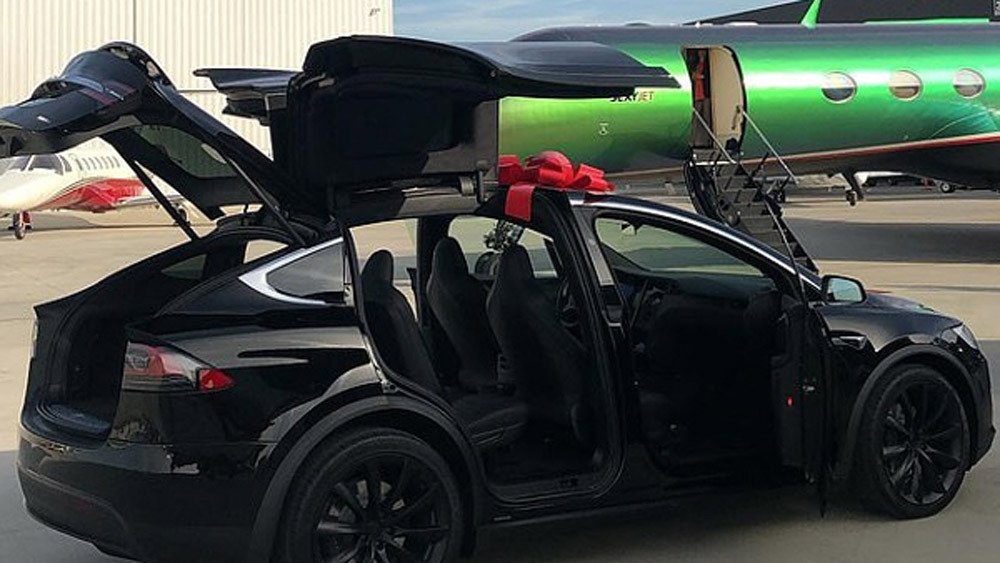 The Tesla Model X gifted by Travis Scott to his manager.