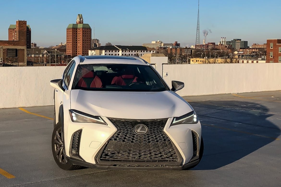 01-lexus-ux-2019-angle--exterior--front--urban--white.jpg