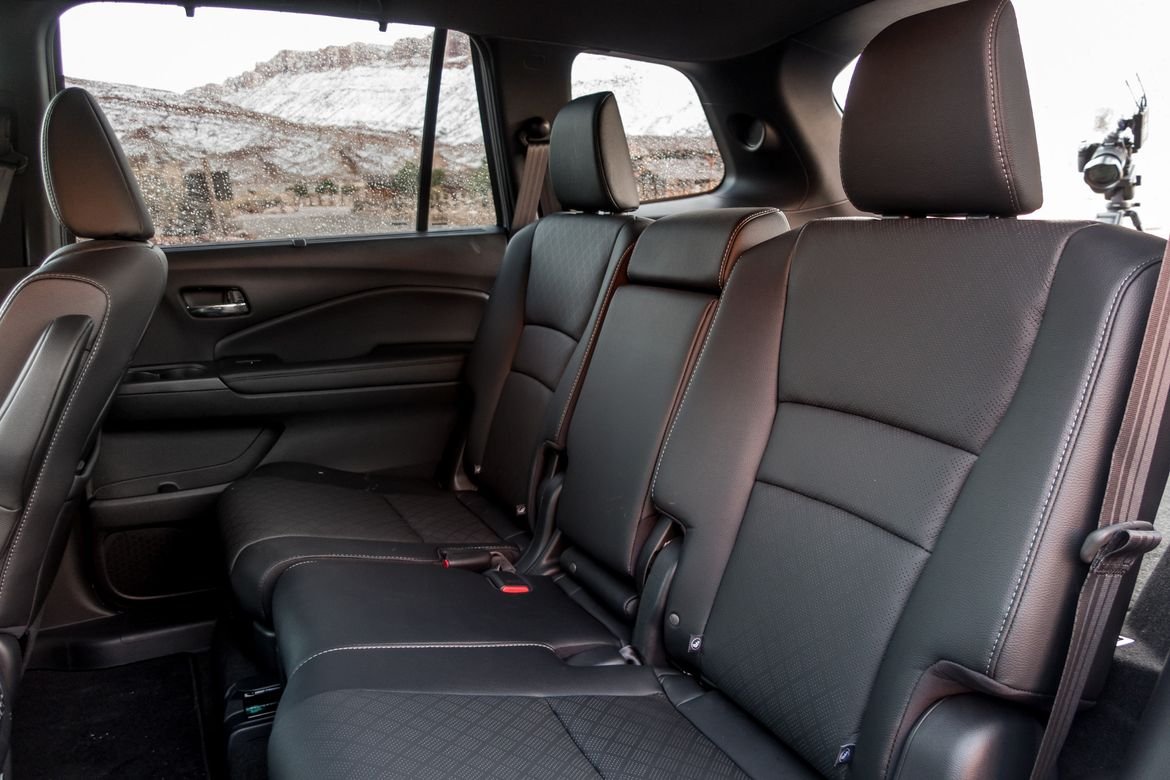 10-honda-passport-2019-interior--second-row.jpg