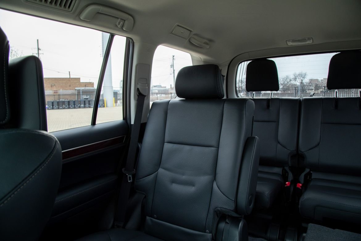 34-lexus-gx-460-2019-cabin--interior--second-row--third-row-acce
