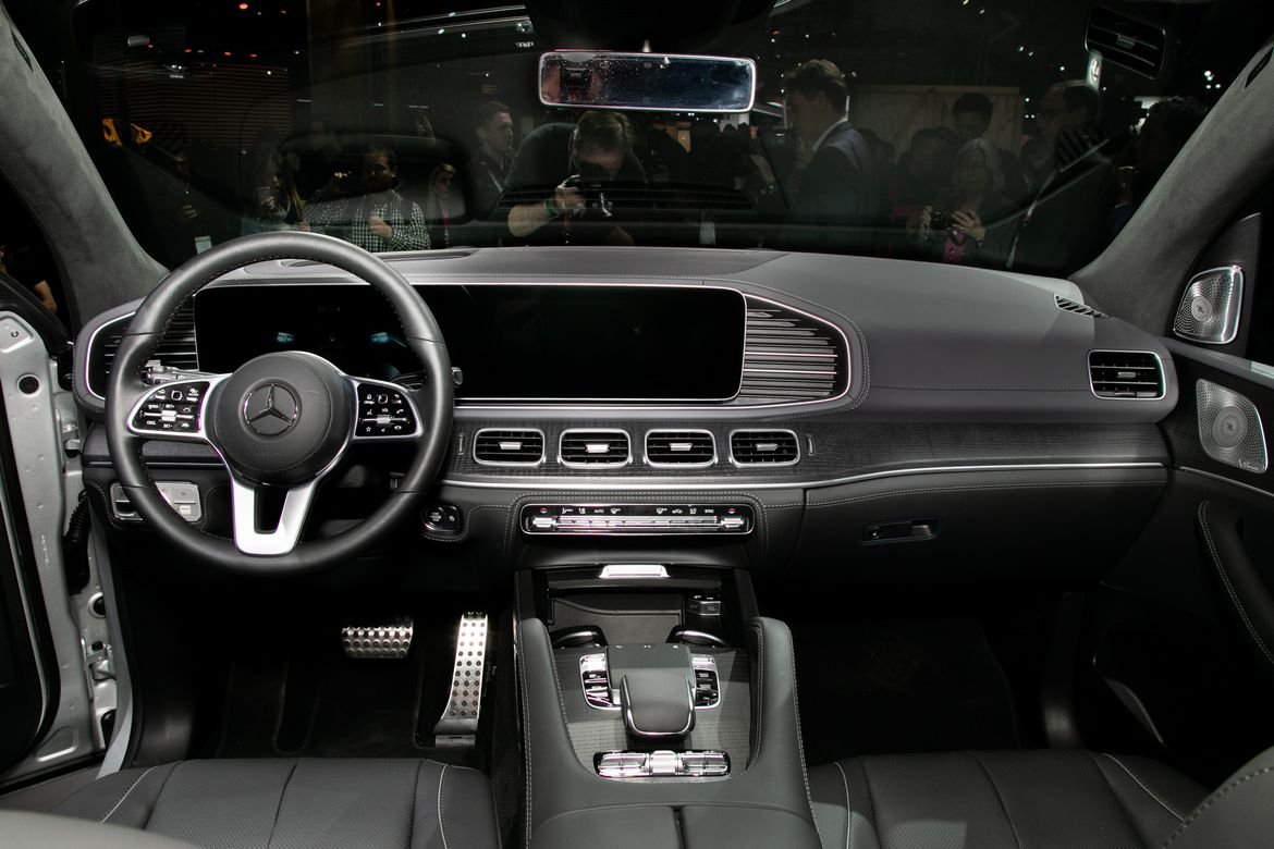 10-mercedes-benz-gls580-2020-cockpit-shot--interior.jpg