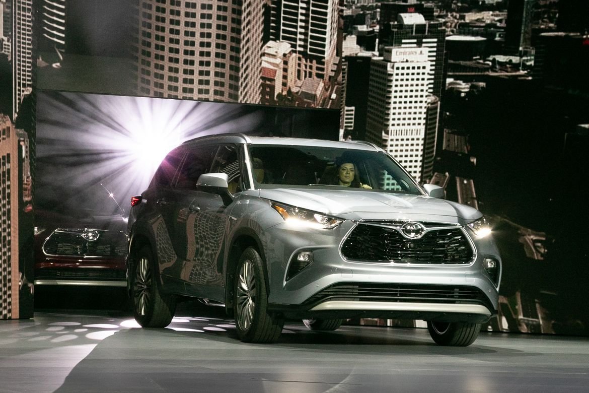 01-toyota-highlander-2020-angle--exterior--front--silver.jpg