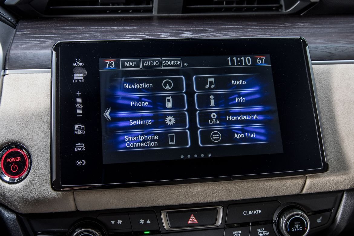 26-honda-clarity-phev-2018-center-stack-display--interior.jpg