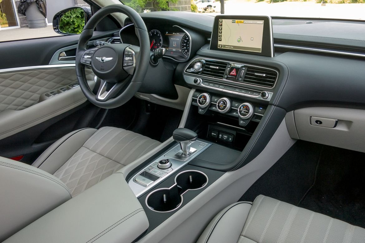 09-genesis-g70-2019-cockpit-shot--front-row--interior.jpg