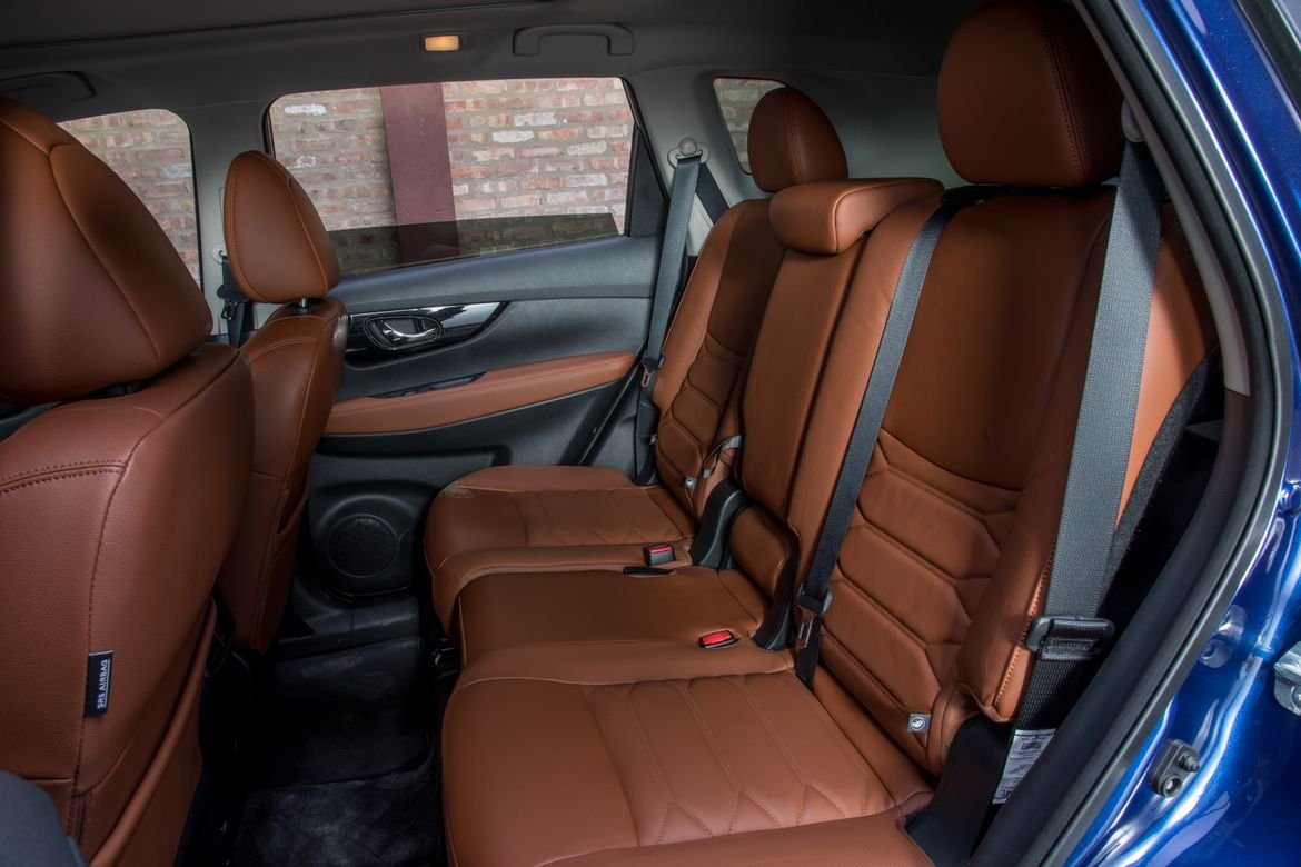 28-nissan-rogue-2019-interior--second-row.jpg