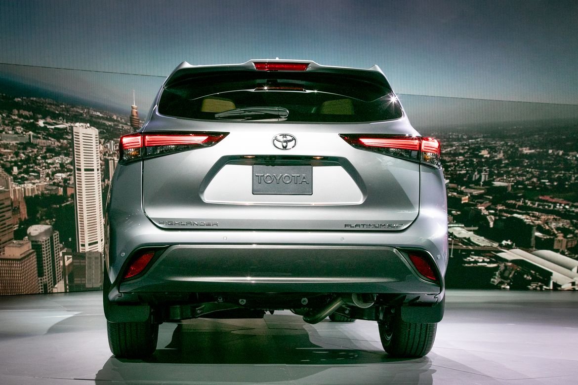 06-toyota-highlander-2020-exterior--rear--silver.jpg