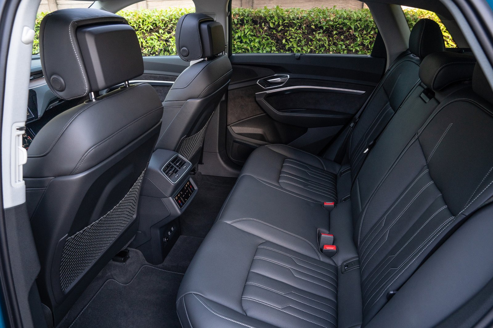 10-audi-e-tron-2019-interior--second-row.jpg