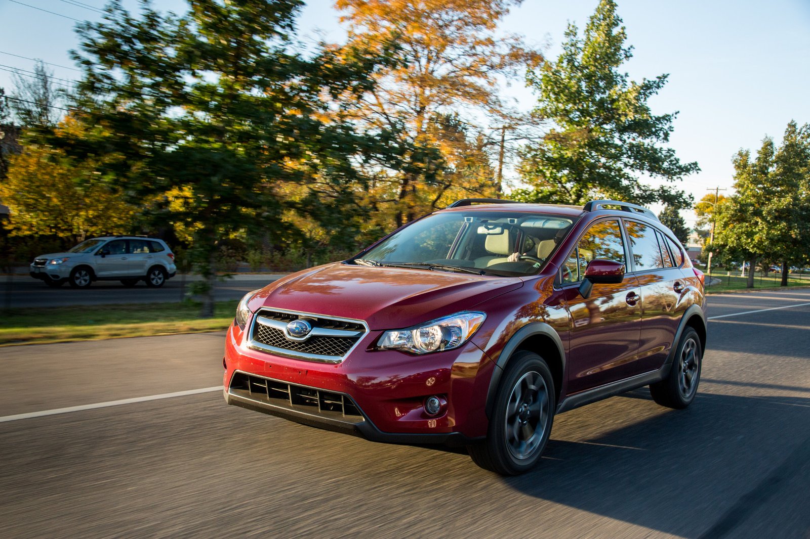 01-subaru-xv-crosstrek-2015-angle--dynamic--exterior--front--red--trees.jpg