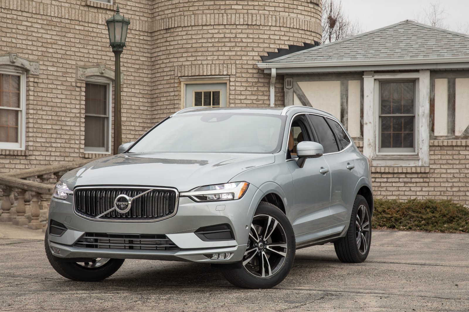 03-volvo-xc60-2018-angle--exterior--front--silver.jpg