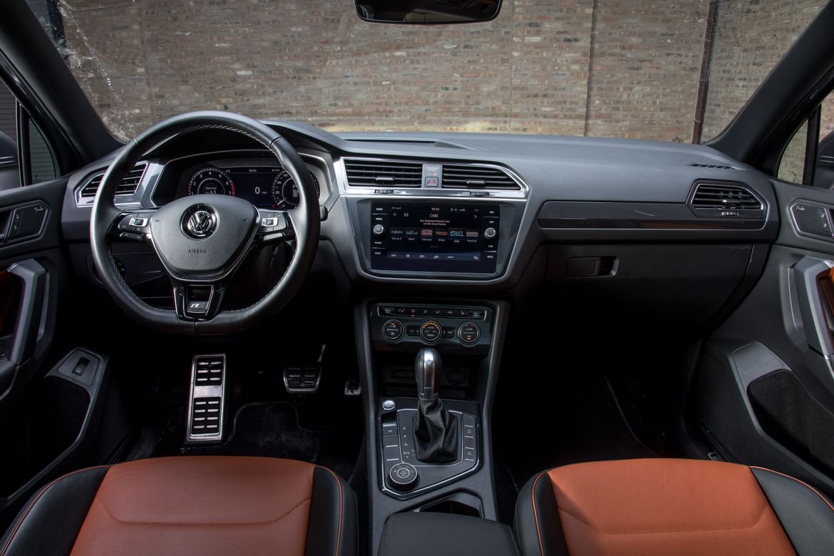 17-volkswagen-tiguan-2019-black--cockpit-shot--interior--orange-