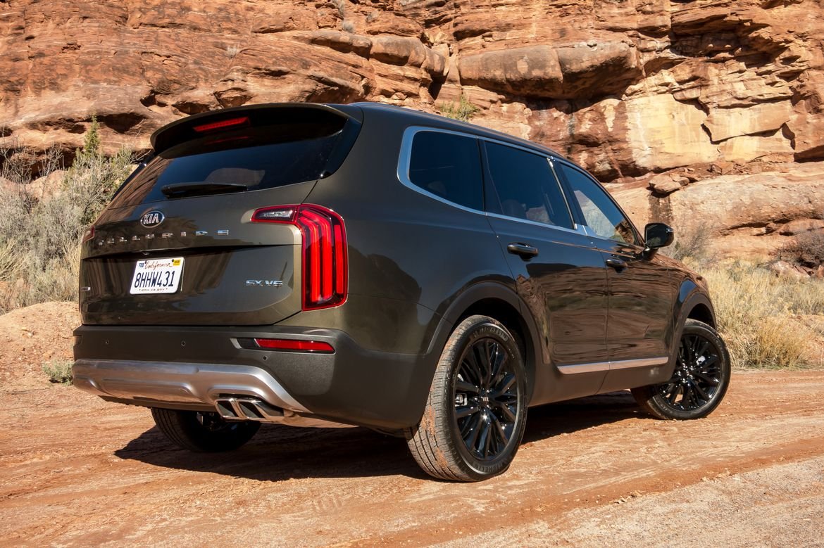 02-kia-telluride-2020-angle--exterior--green--rear.jpg
