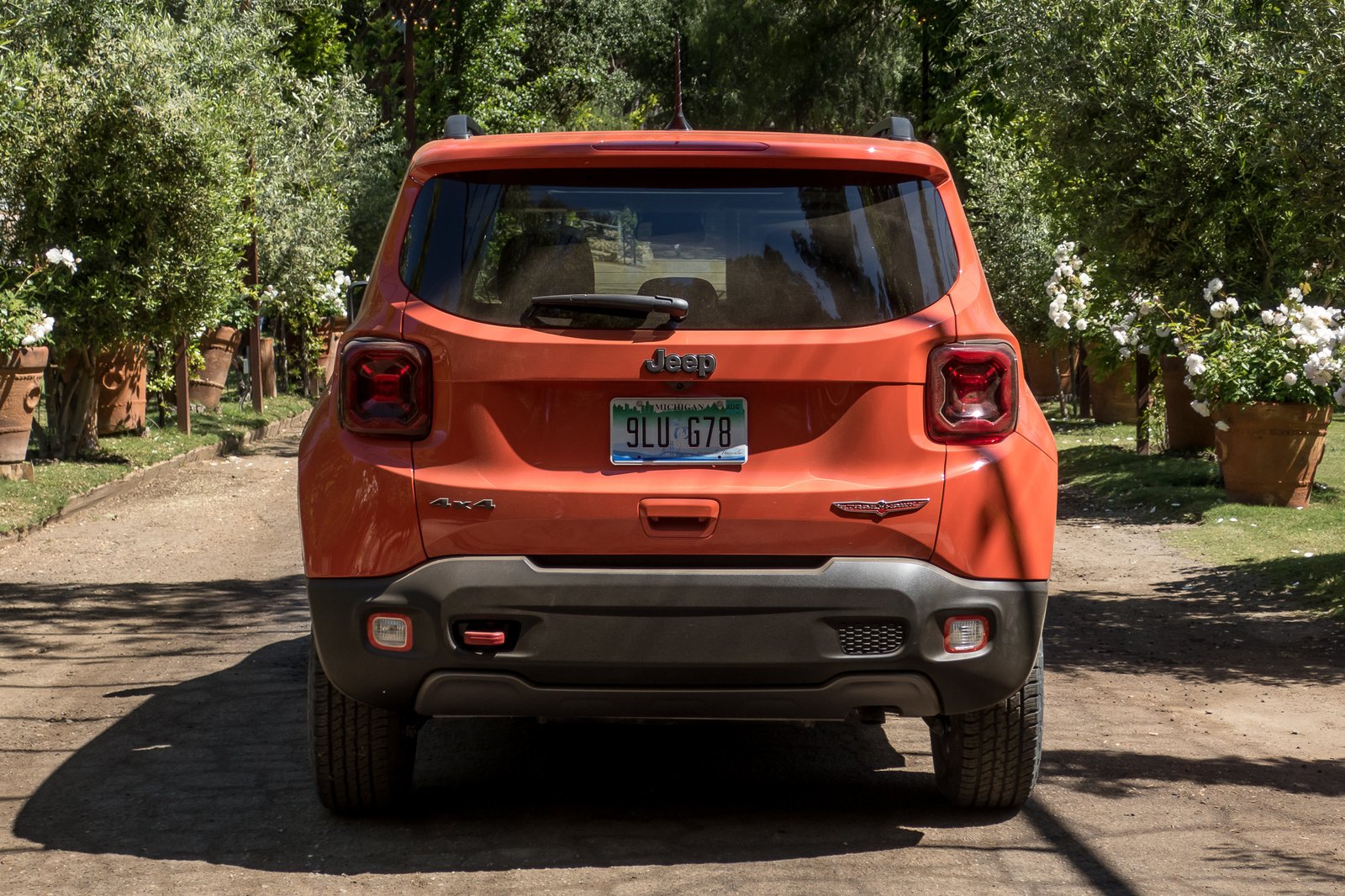jeep-renegade-2019-06-exterior--orange--rear--trees.jpg