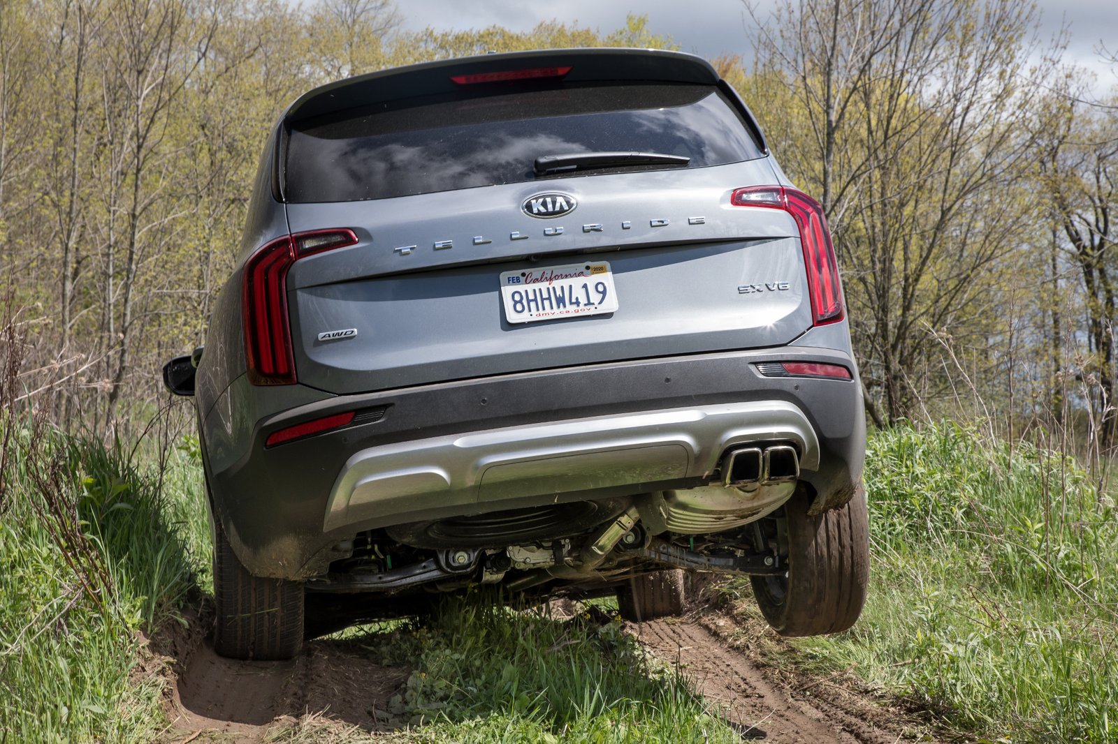 kia-telluride-2020-04-dynamic--exterior--grey--off-road--rear.jpg