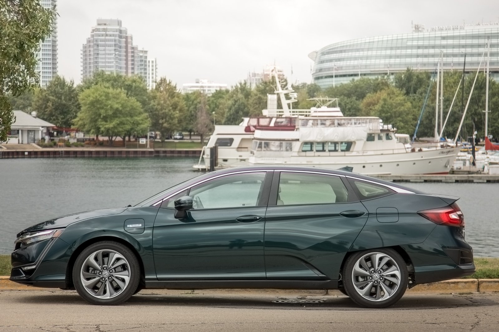 02-honda-clarity-phev-2018-exterior--green--profile.jpg