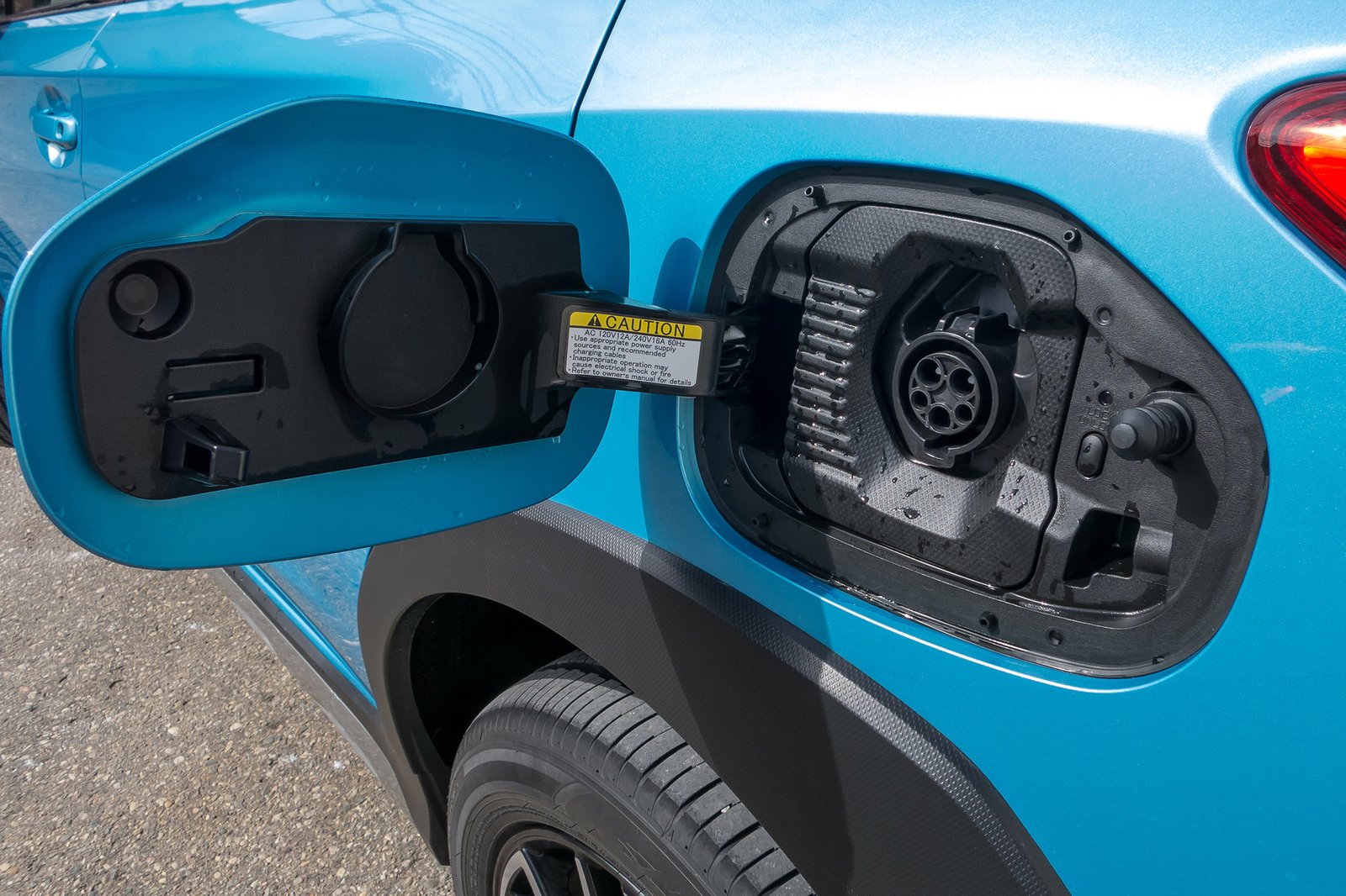 08-subaru-crosstrek-phev-2019-blue--charging-port--exterior.jpg