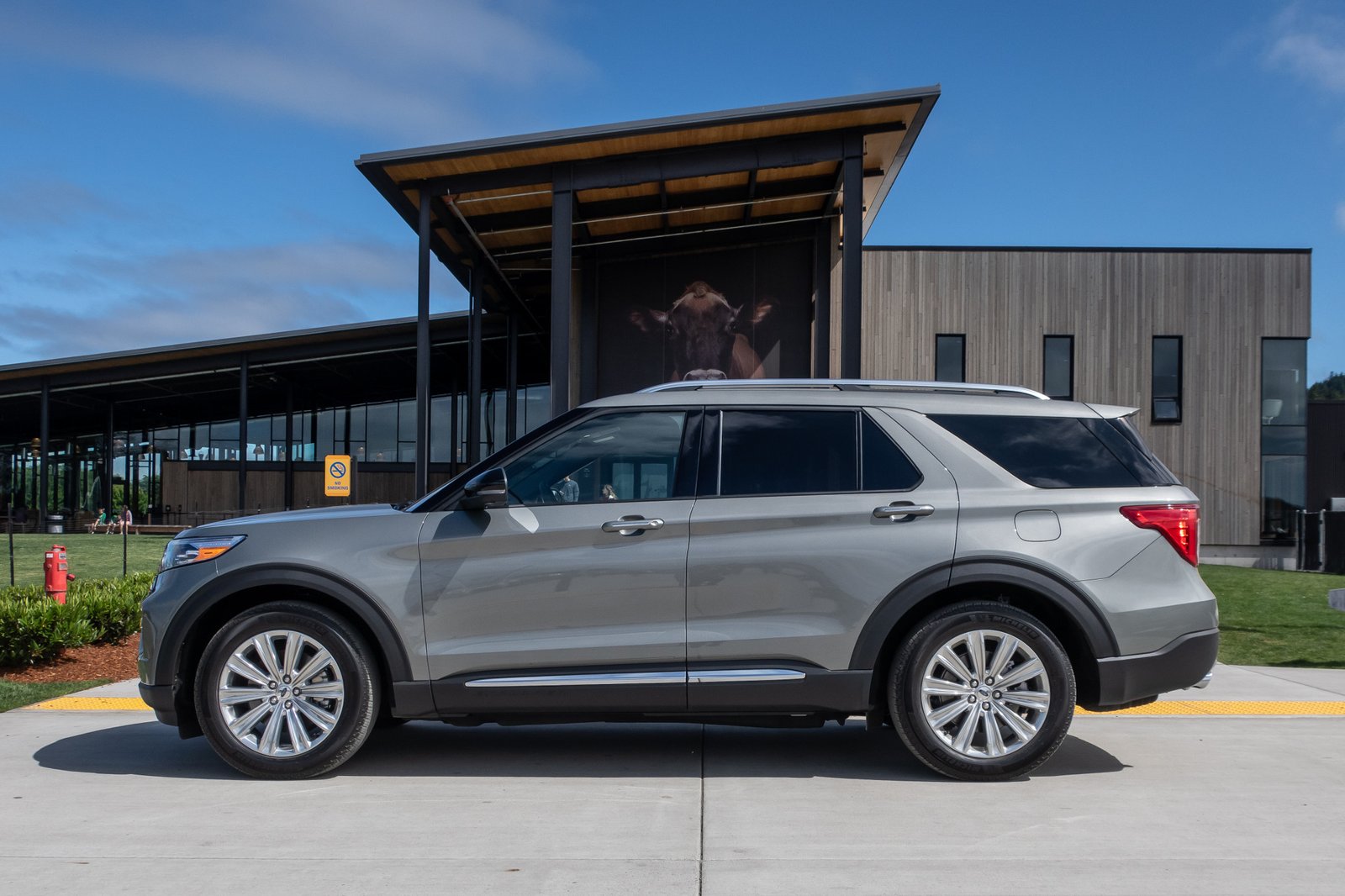 ford-explorer-hybrid-2020-03-exterior--profile--silver.jpg