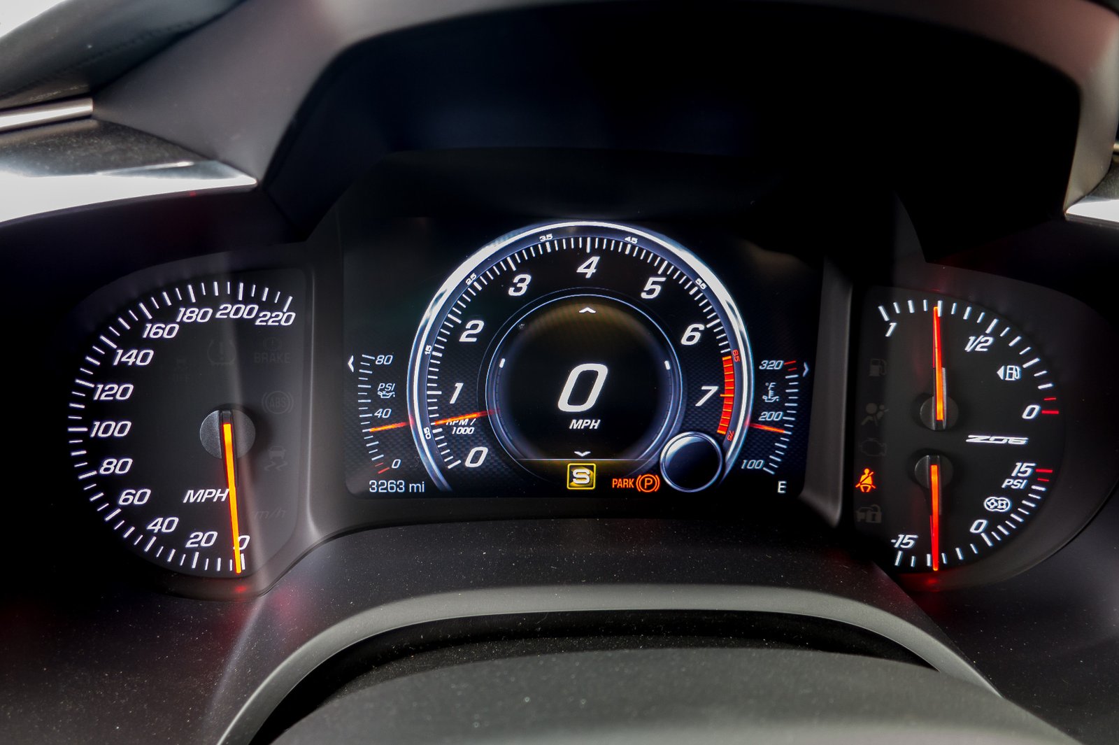 35-chevrolet-corvette-z06-2017-instrument-panel-interior.jpg