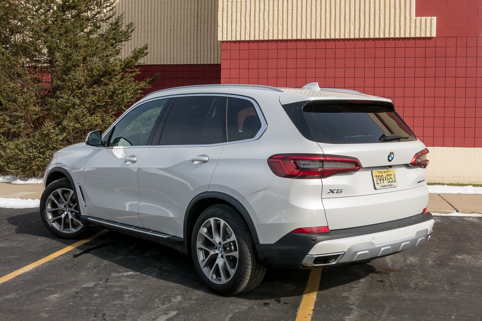 04-bmw-x5-2019-angle--exterior--rear--white.jpg