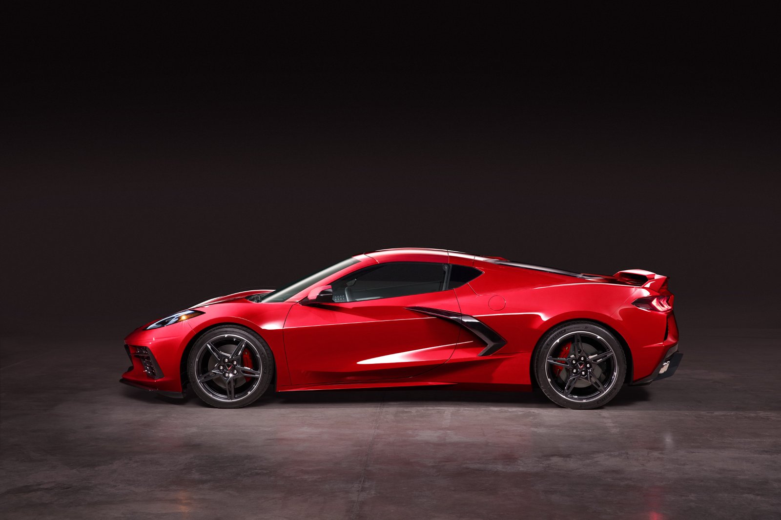 chevrolet-corvette-stingray-2020-04-exterior--profile--red.jpg