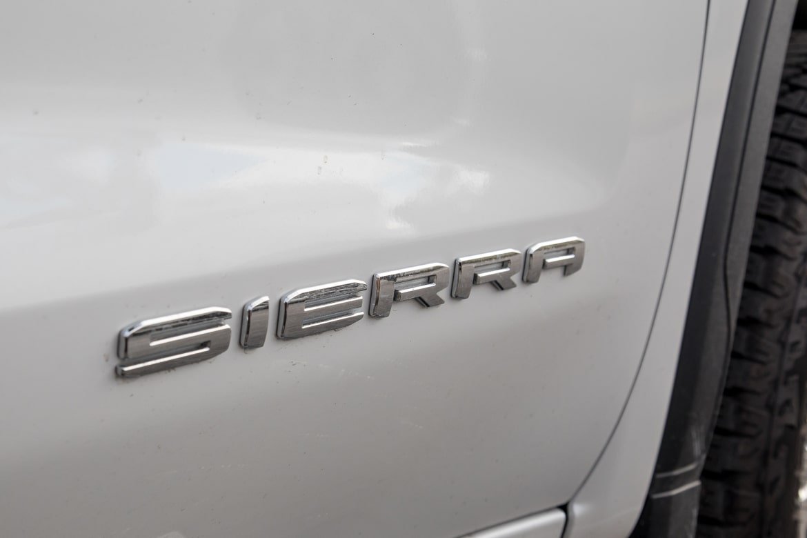 20-gmc-sierra-1500-crew-cab-slt-2019-badge--exterior--profile--w
