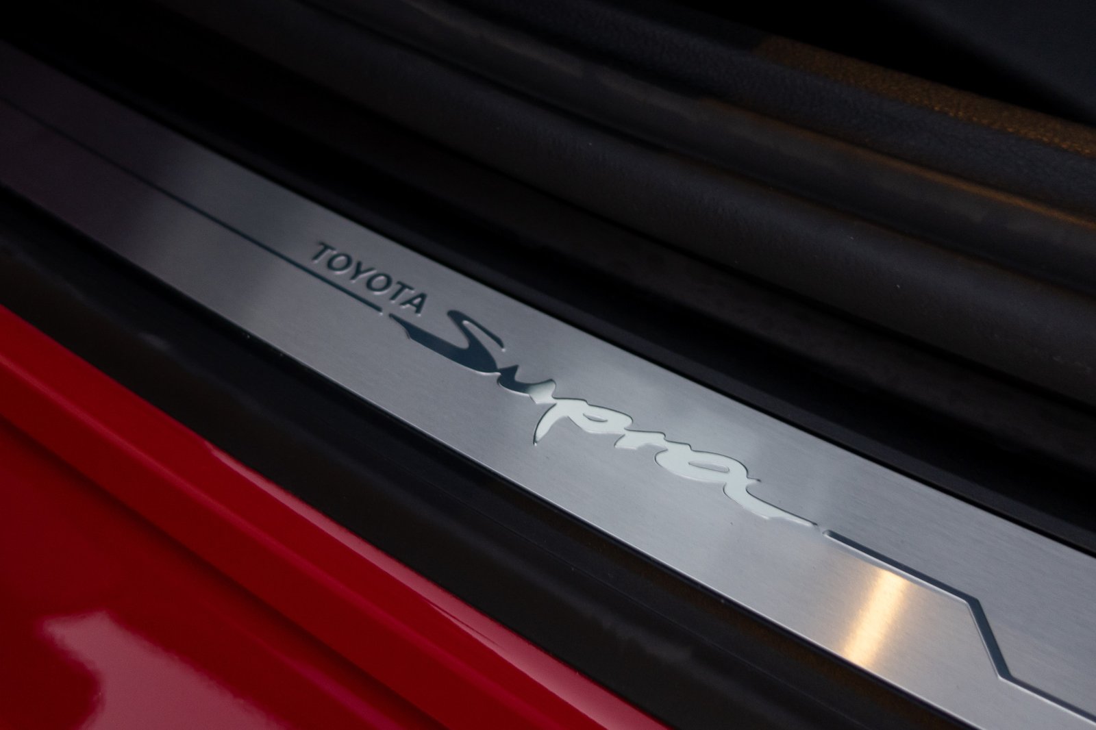 toyota-supra-2020-26-badge--doors--interior.jpg