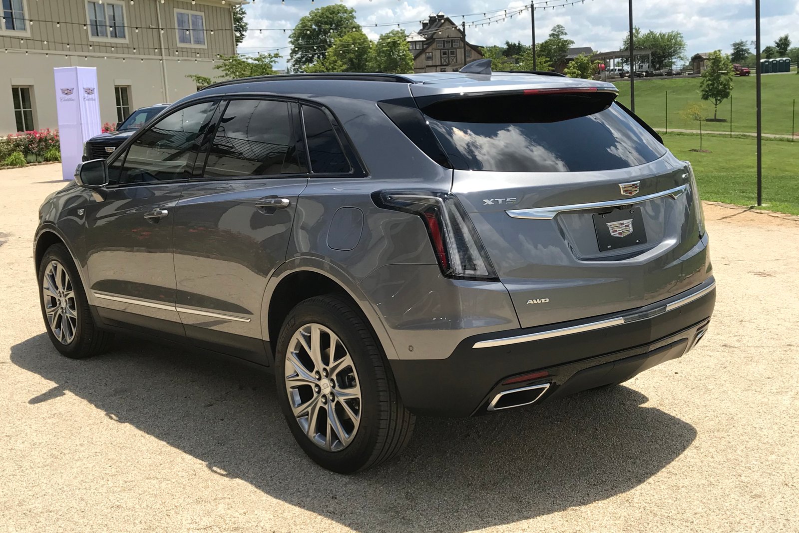 2020-Cadillac-XT5-FM-1