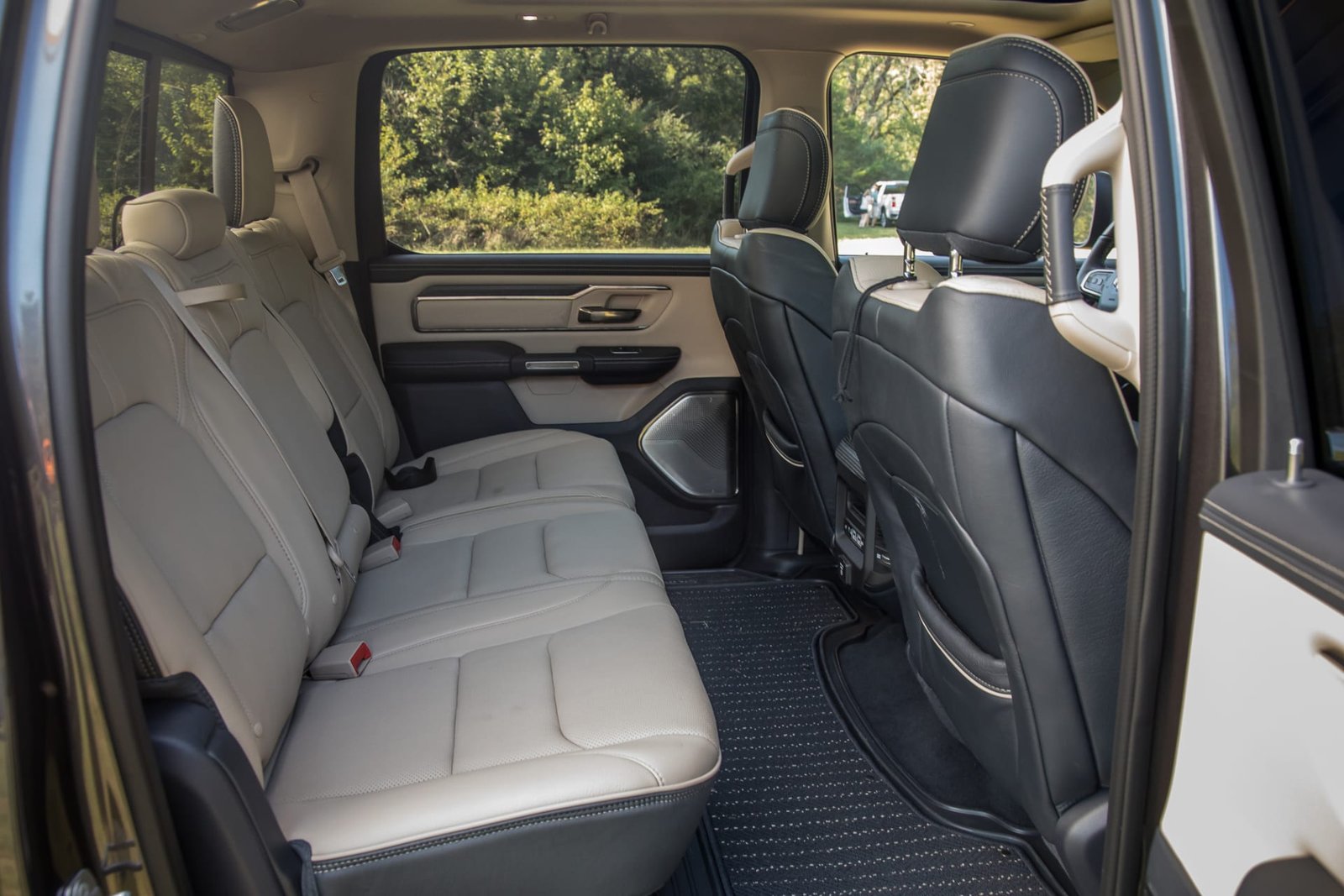 11-ram-1500-limited-crew-cab-2019-backseat--interior.jpg