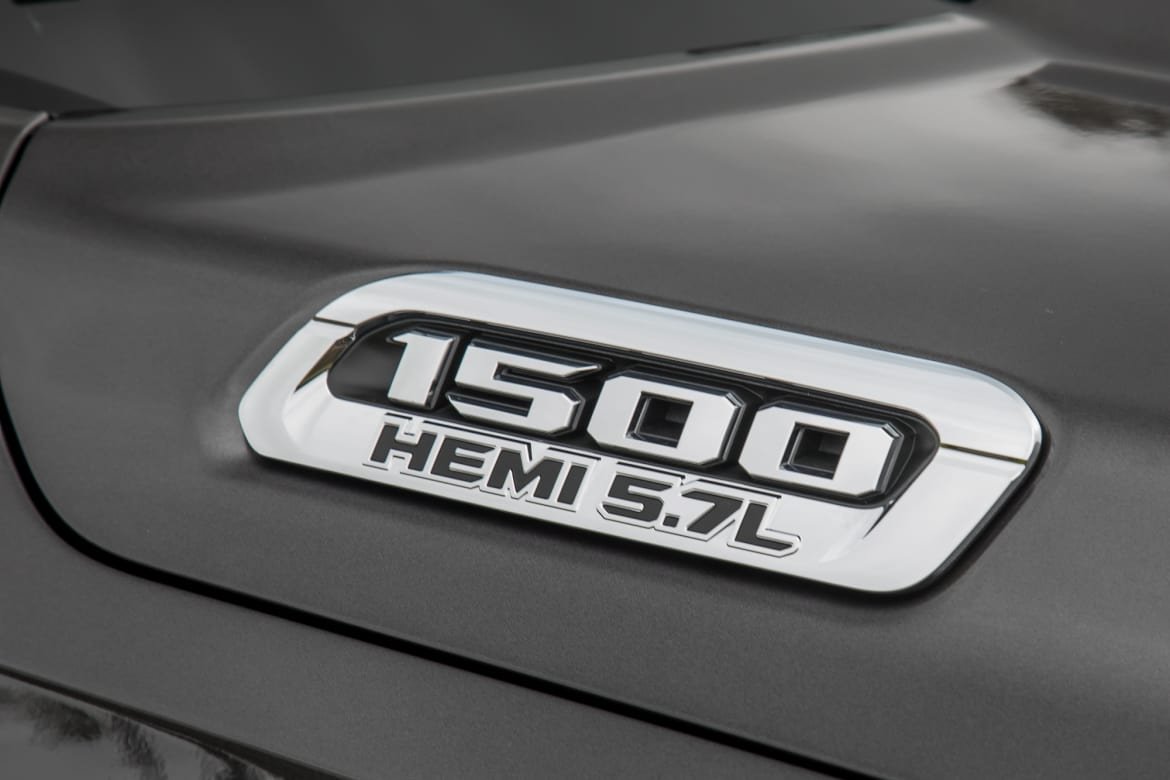17-ram-1500-limited-crew-cab-2019-badge--black--exterior--profil