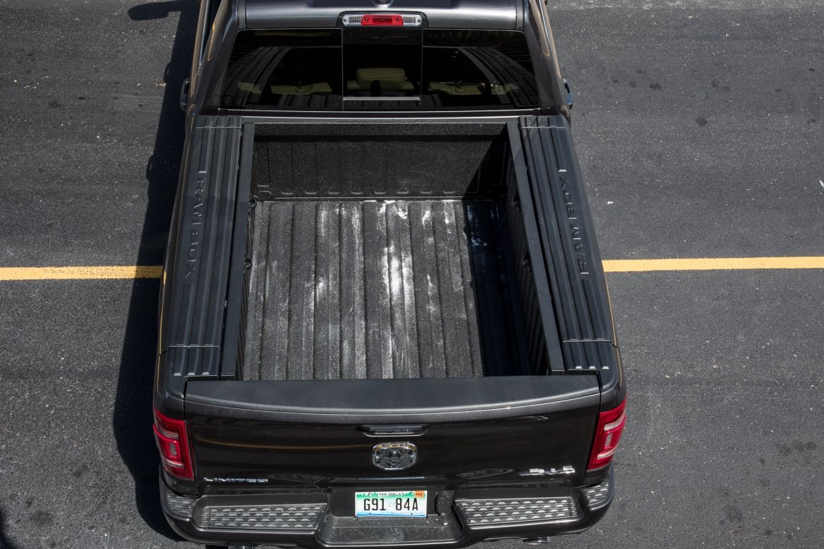 21-ram-1500-limited-crew-cab-2019-black--cargo--exterior--pickup