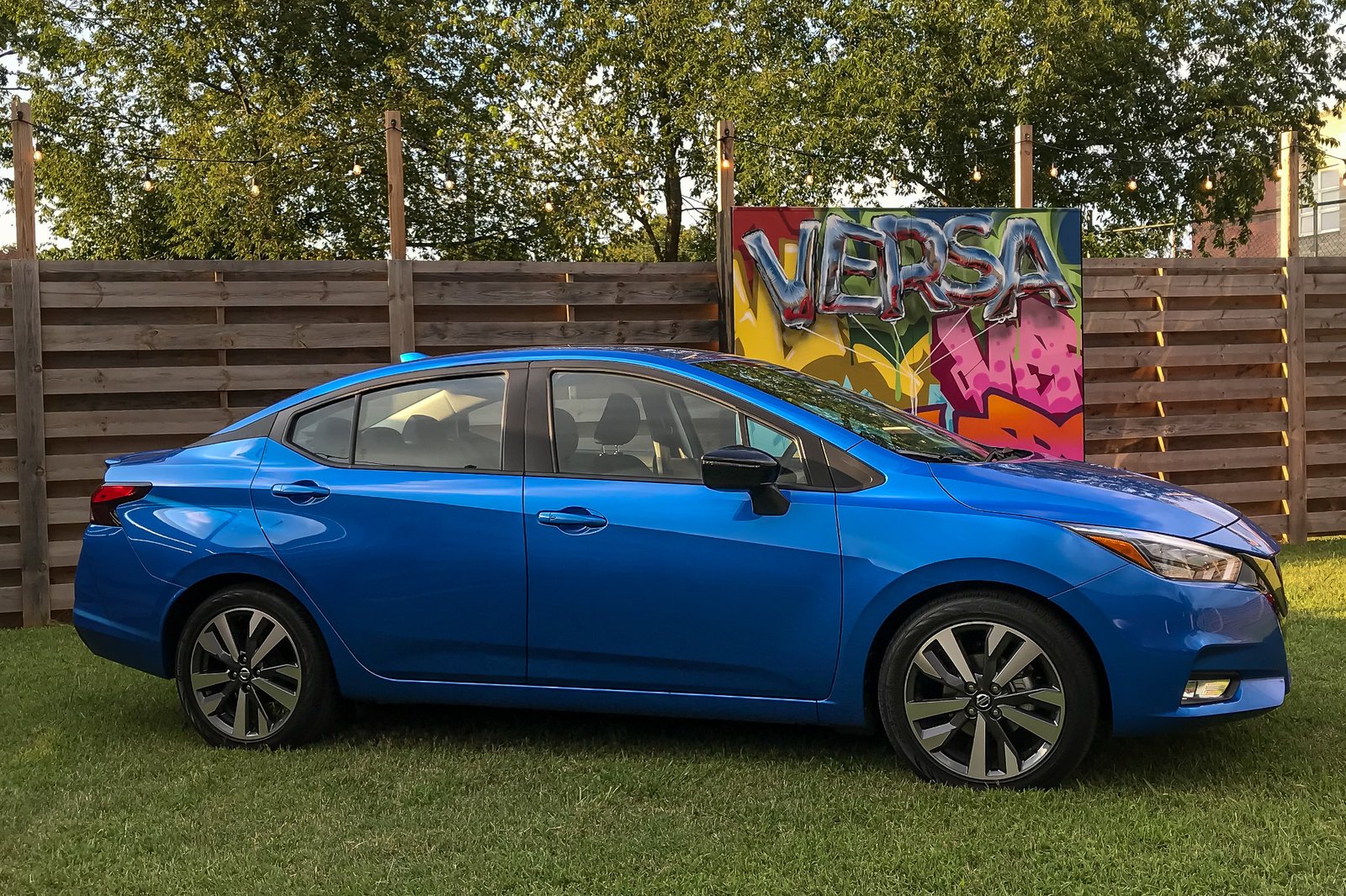nissan-versa-2019-01-blue--exterior--profile.jpg