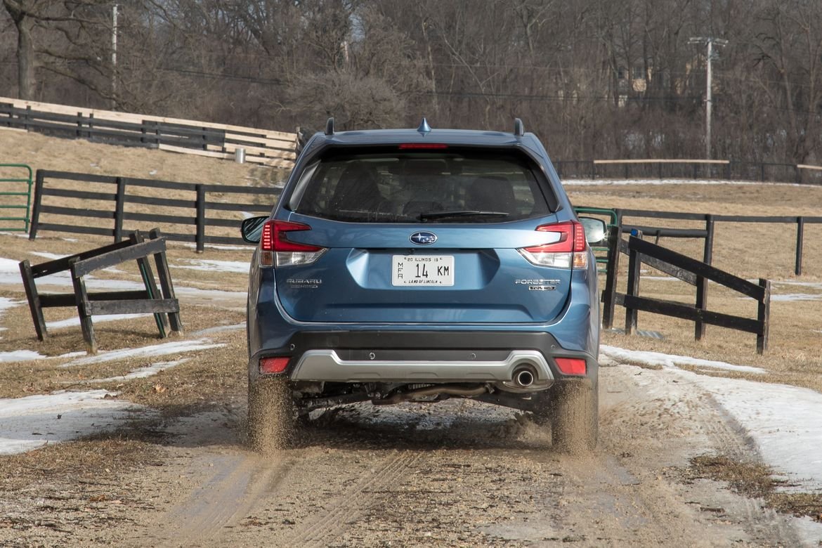 05-subaru-forester-2019-blue--dynamic--engine--off-road--rear.jp