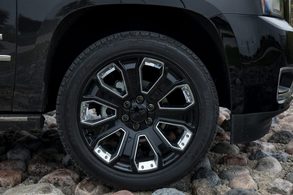 09-gmc-yukon-xl-2019-black--exterior--wheel.jpg