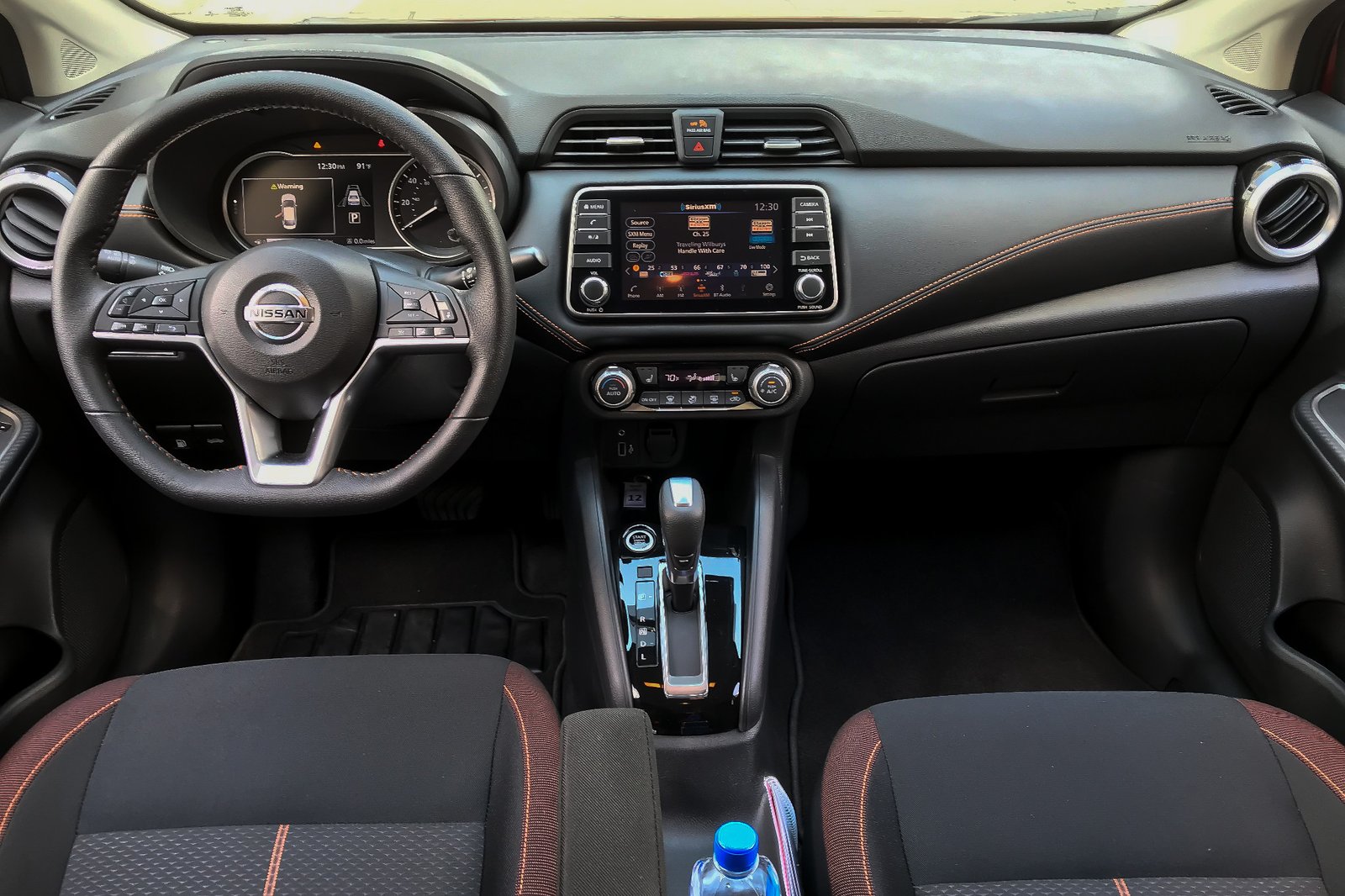 nissan-versa-2019-fm-cockpit-shot--front-row--interior-07.jpg