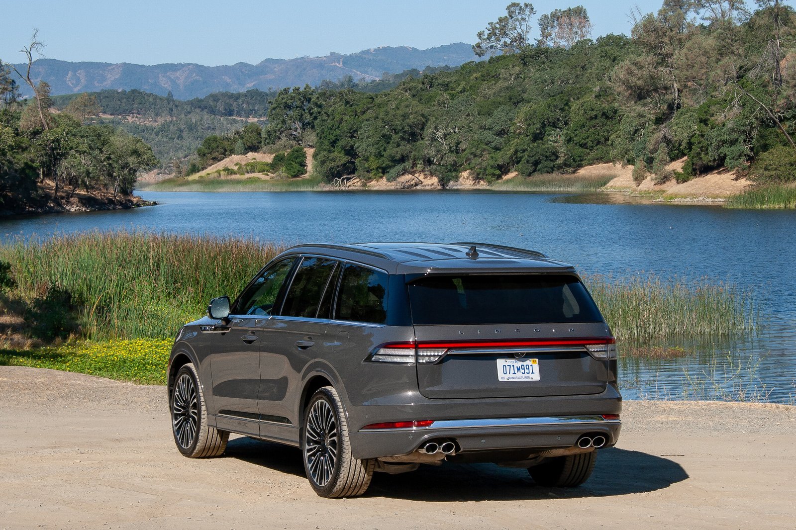 lincoln-aviator-2020-04-angle--exterior--grey--rear.jpg