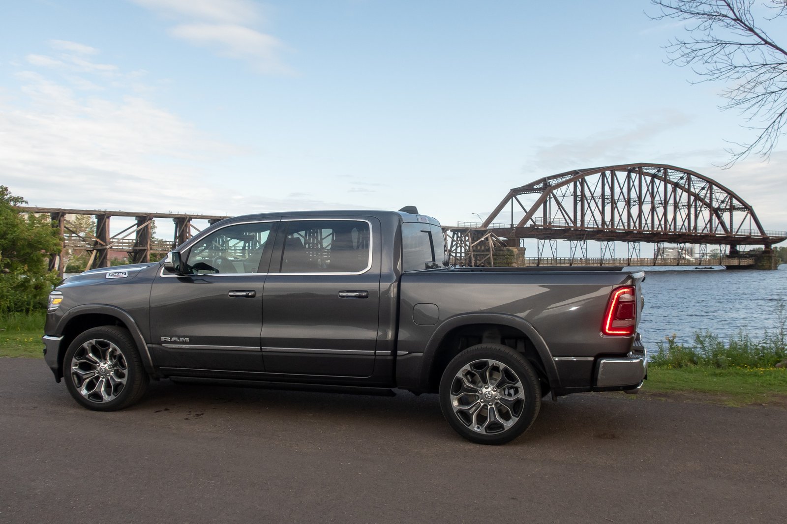 ram-1500-ecodiesel-2020-40-exterior--grey--profile.jpg