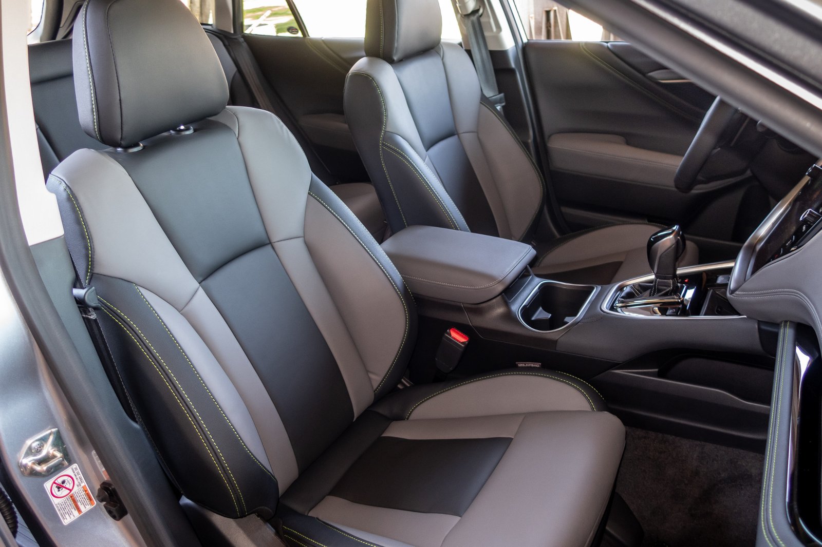 subaru-outback-2020-08-front-row--interior--seats--two-tone--upholstery.jpg