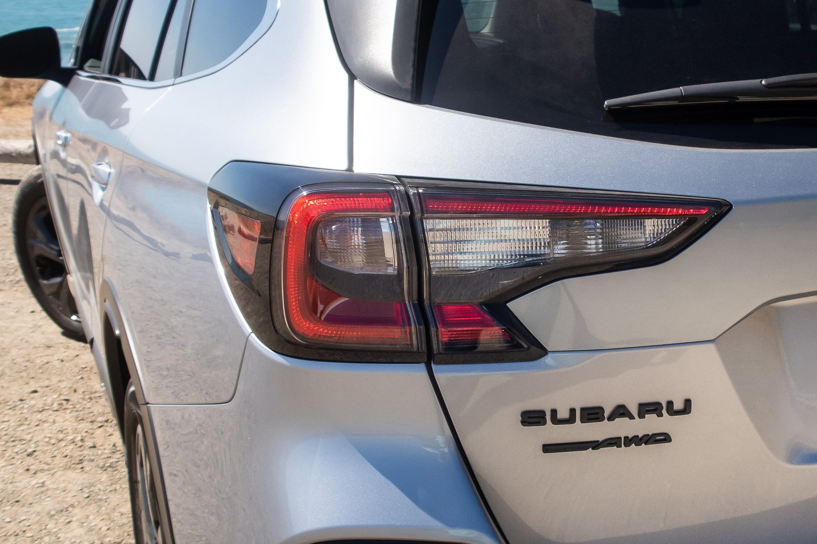 subaru-outback-2020-05-badge--detail--exterior--rear--silver--taillights.jpg