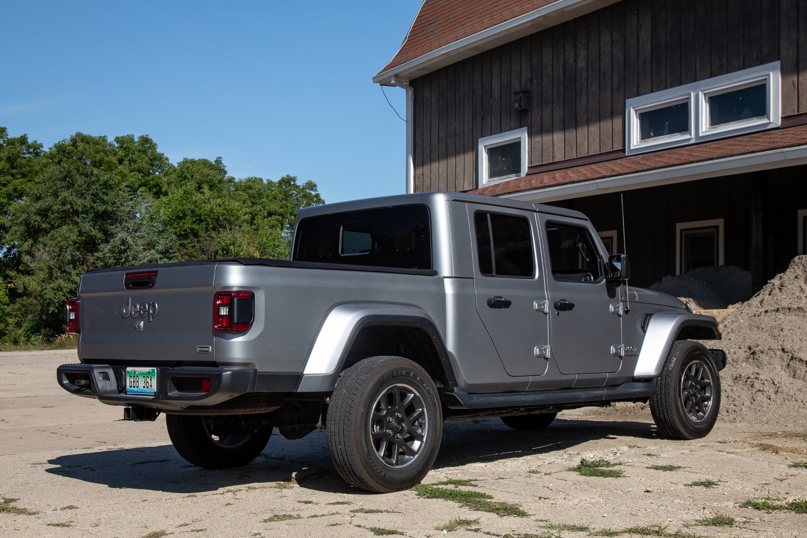 jeep-gladiator-2020-12-angle--exterior--rear--silver.jpg